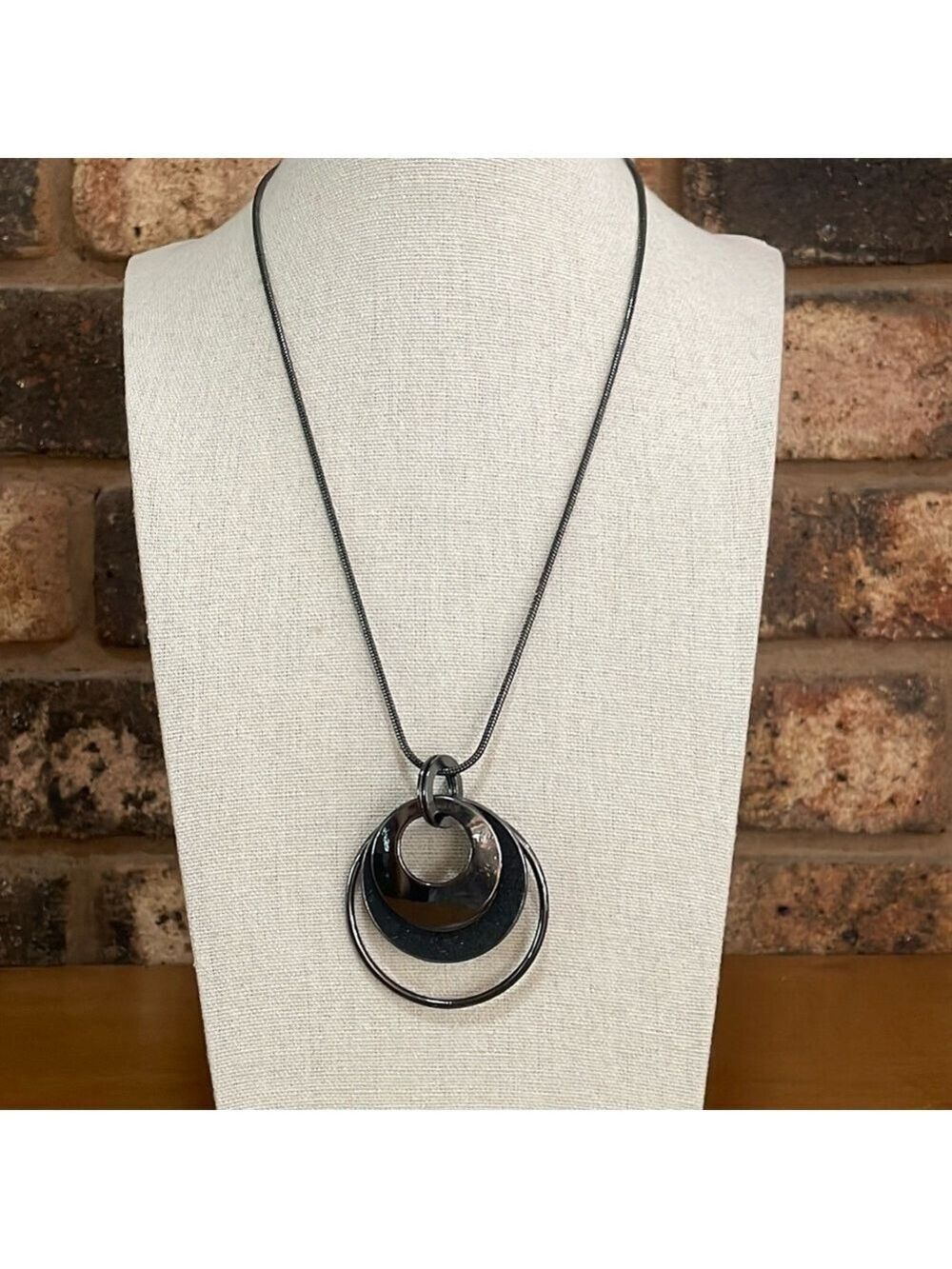 Glitter disc pendant gunmetal necklace